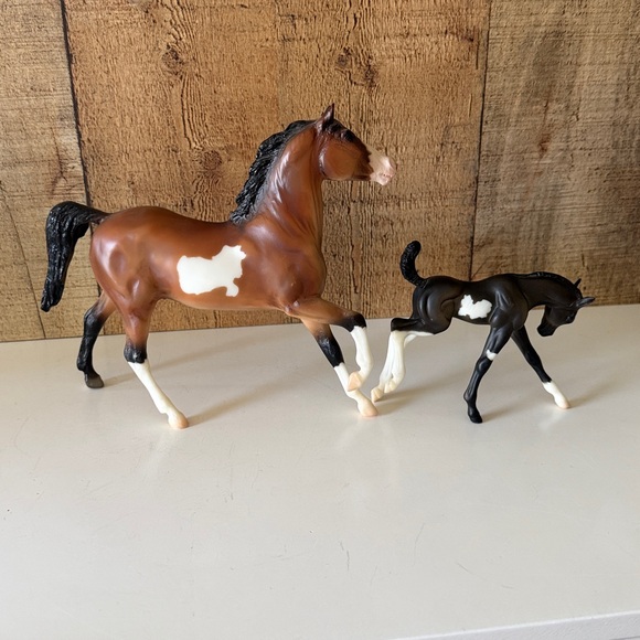 Breyer Wild Mustangs Aguila Dun Pinto Stallion & Muraco Colt Set - Picture 4 of 5